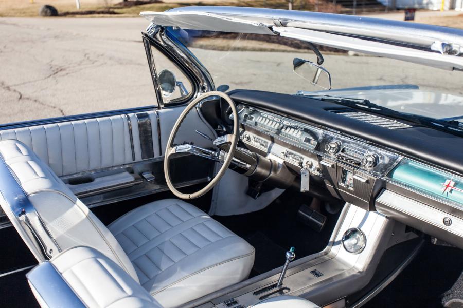 Интерьер Oldsmobile Starfire Convertible (3667) 1962 года  (фото 10 из 35)